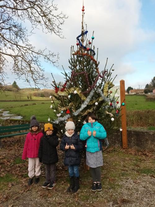 Enfants devant le sapin décoré